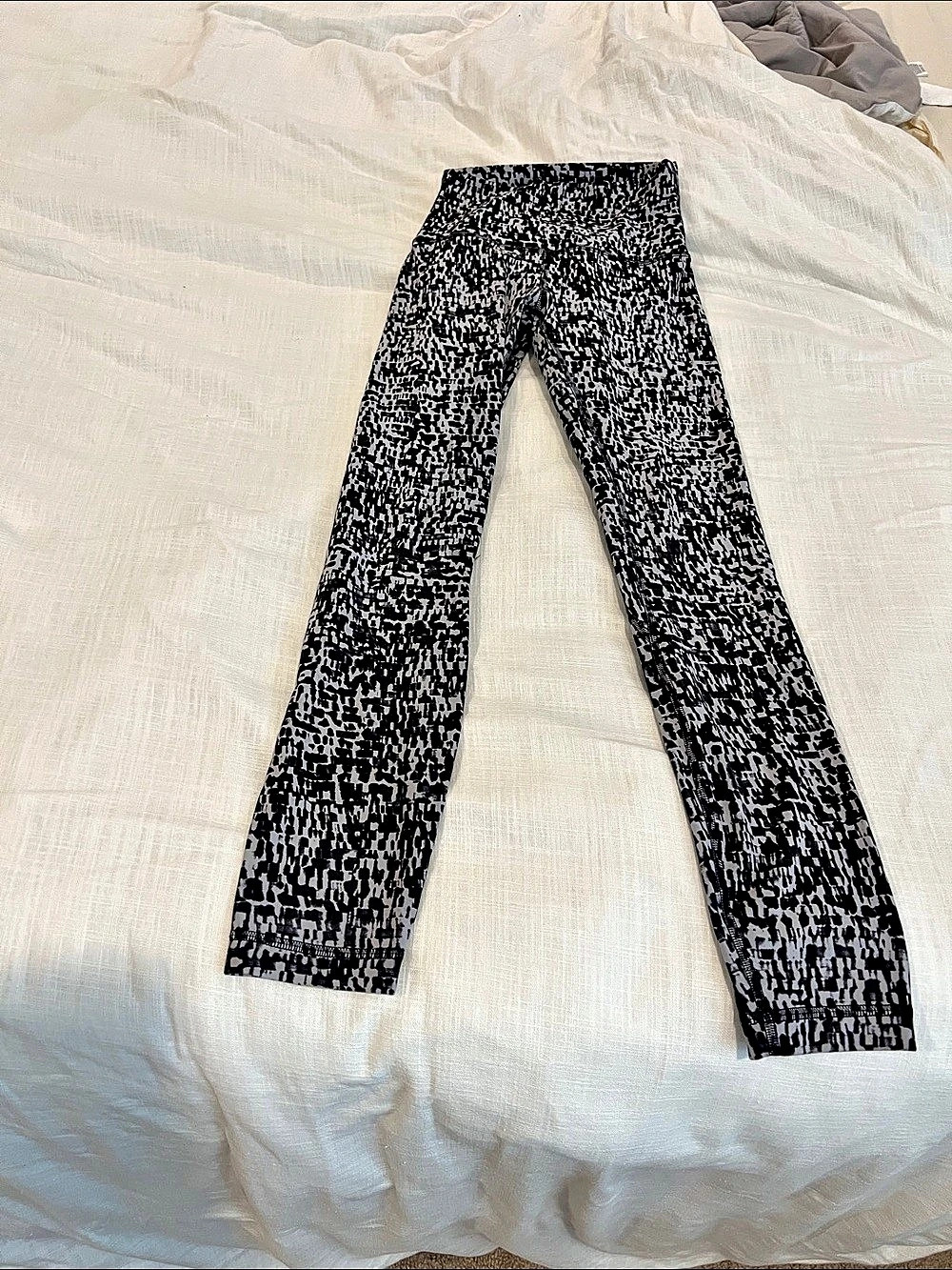lululemon Wunder Under Crop (Hi-Rise) Leggings Black & White Size 2